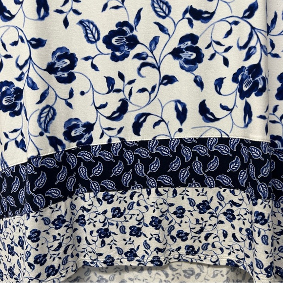 J. Jill Wearever Collection Blue White Floral Top Short Sleeves Size M - Picture 3 of 12